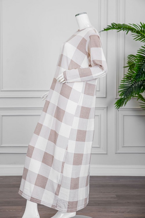 قميص نسائي شتوي طويل لون أبيض و بيج على شكل مربعات ياقة دائرية و أكمام طويلة