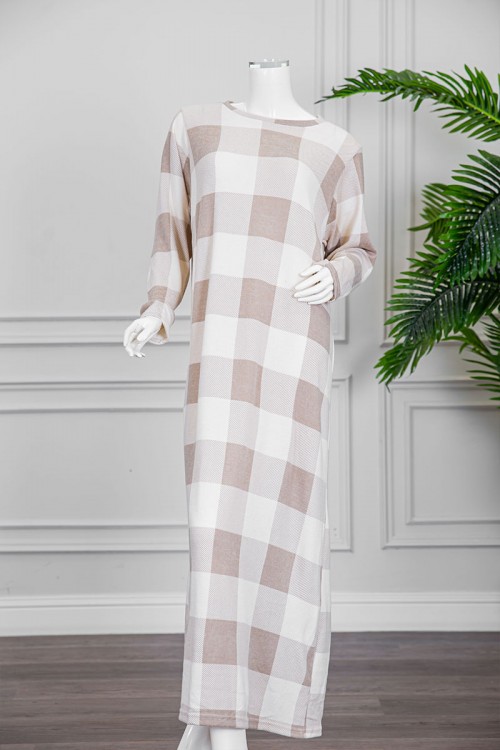 قميص نسائي شتوي طويل لون أبيض و بيج على شكل مربعات ياقة دائرية و أكمام طويلة