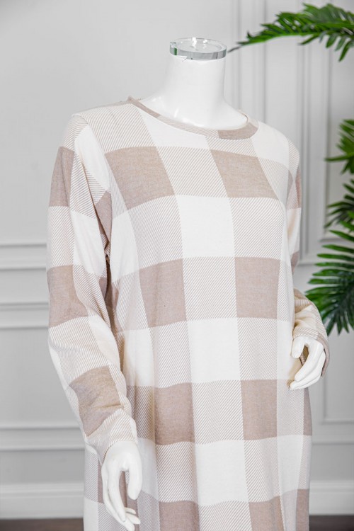 قميص نسائي شتوي طويل لون أبيض و بيج على شكل مربعات ياقة دائرية و أكمام طويلة