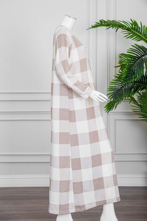 قميص نسائي شتوي طويل لون أبيض و بيج على شكل مربعات ياقة دائرية و أكمام طويلة