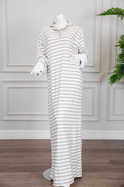 قميص نسائي شتوي طويل لون أبيض مقلم باللون البيج مزين بكتابات من الأمام ياقة مطوية بأزرار و أكمام طويلة