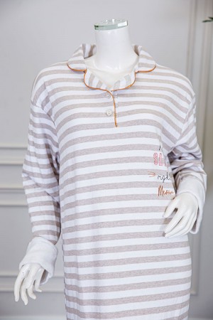 قميص نسائي شتوي طويل لون أبيض مقلم باللون البيج مزين بكتابات من الأمام ياقة مطوية بأزرار و أكمام طويلة