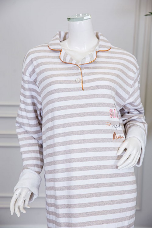 قميص نسائي شتوي طويل لون أبيض مقلم باللون البيج مزين بكتابات من الأمام ياقة مطوية بأزرار و أكمام طويلة