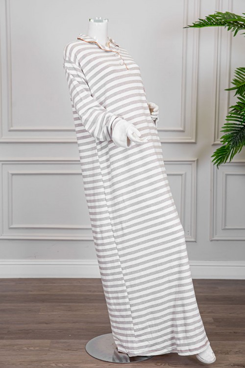 قميص نسائي شتوي طويل لون أبيض مقلم باللون البيج مزين بكتابات من الأمام ياقة مطوية بأزرار و أكمام طويلة