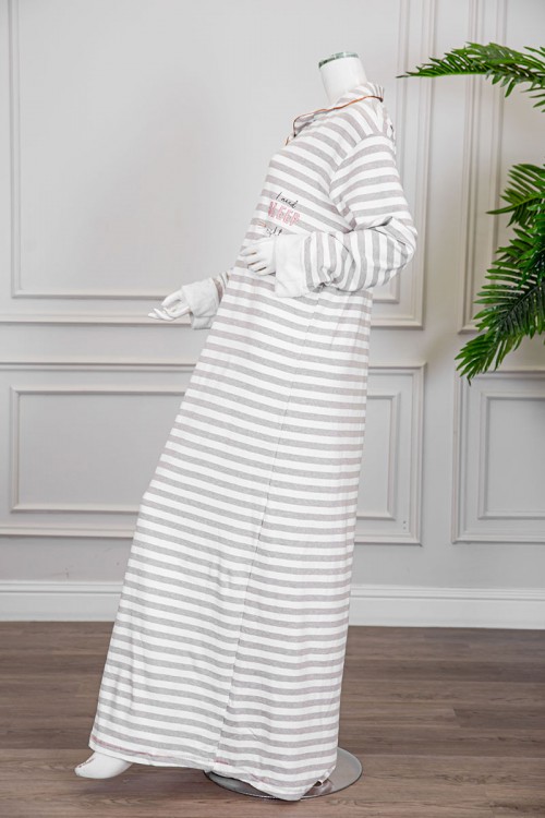 قميص نسائي شتوي طويل لون أبيض مقلم باللون البيج مزين بكتابات من الأمام ياقة مطوية بأزرار و أكمام طويلة