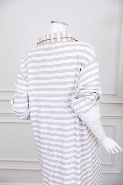 قميص نسائي شتوي طويل لون أبيض مقلم باللون البيج مزين بكتابات من الأمام ياقة مطوية بأزرار و أكمام طويلة