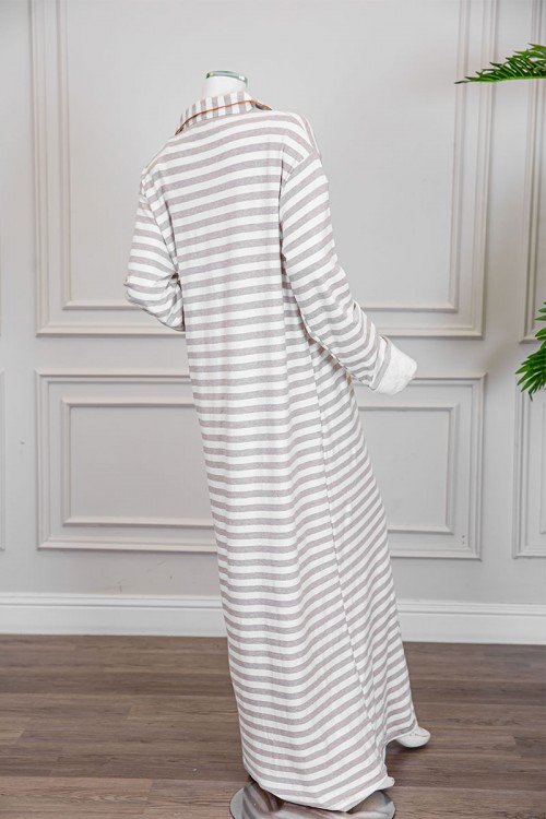 قميص نسائي شتوي طويل لون أبيض مقلم باللون البيج مزين بكتابات من الأمام ياقة مطوية بأزرار و أكمام طويلة