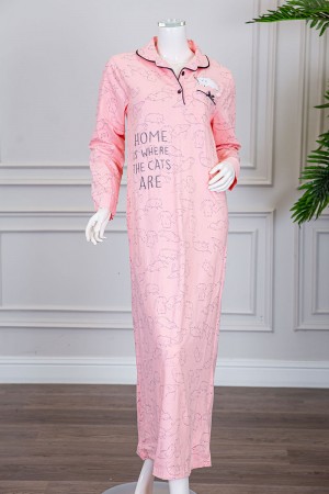 قميص نسائي شتوي طويل لون خربزي مزين بكتابات و رسومات بجيب من الأمام و ياقة مطوية بأزرار و أكمام طويلة