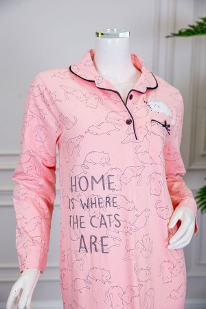 قميص نسائي شتوي طويل لون خربزي مزين بكتابات و رسومات بجيب من الأمام و ياقة مطوية بأزرار و أكمام طويلة