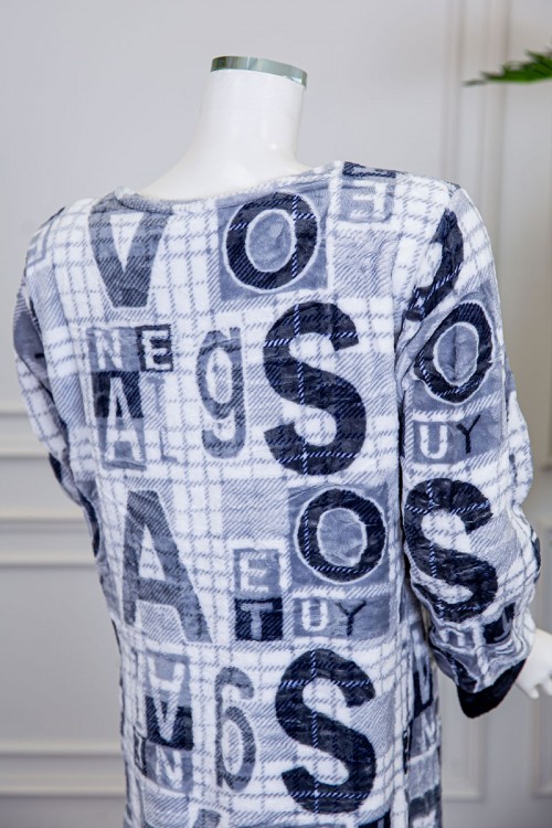 قميص نسائي شتوي طويل متعددة الالوان  مزين بأحرف و خطوط على شكل مربعات متعددة الالوان ياقة دائرية بأزرار و أكمام طويلة