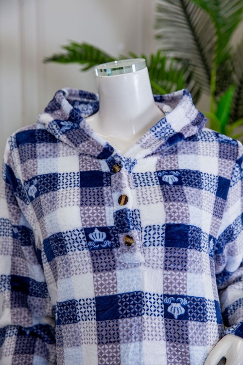 قميص نسائي شتوي طويل مطبوع بنقشة مربعات متداخلة متعددة الالوان و الأبيض و البنفسجي ياقة بقبعة و أزرار و بأكمام طويلة