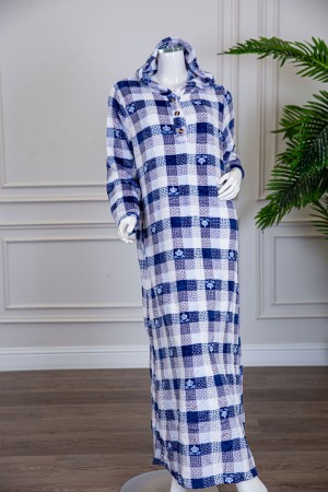 قميص نسائي شتوي طويل مطبوع بنقشة مربعات متداخلة متعددة الالوان و الأبيض و البنفسجي ياقة بقبعة و أزرار و بأكمام طويلة