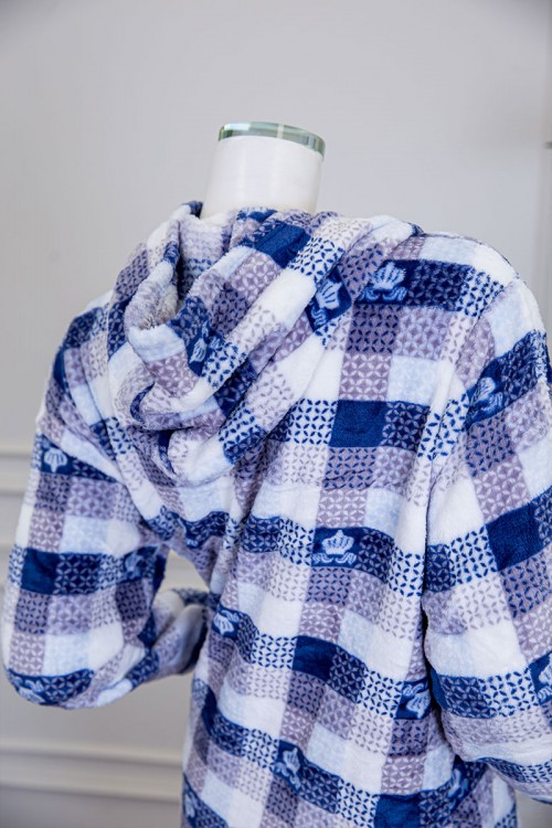 قميص نسائي شتوي طويل مطبوع بنقشة مربعات متداخلة متعددة الالوان و الأبيض و البنفسجي ياقة بقبعة و أزرار و بأكمام طويلة