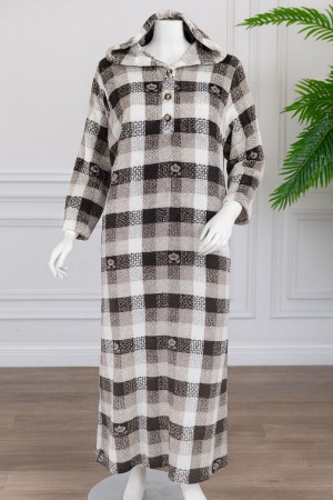 قميص نسائي شتوي طويل مطبوع بنقشة مربعات متداخلة متعددة الالوان و الأبيض و البنفسجي ياقة بقبعة و أزرار و بأكمام طويلة