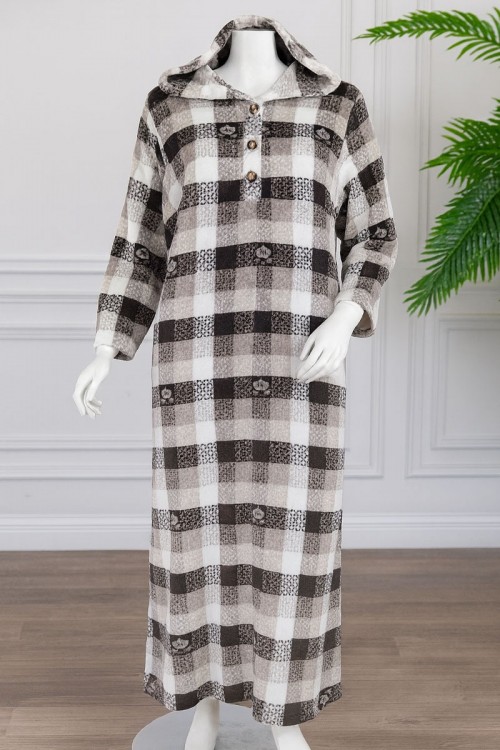 قميص نسائي شتوي طويل مطبوع بنقشة مربعات متداخلة متعددة الالوان و الأبيض و البنفسجي ياقة بقبعة و أزرار و بأكمام طويلة