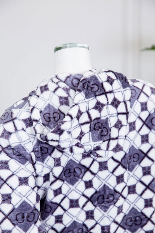 قميص نسائي شتوي طويل مطبوع بنقشة مربعات متداخلة بألوان الأبيض و البنفسجي ياقة بقبعة و أزرار و بأكمام طويلة