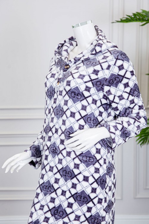 قميص نسائي شتوي طويل مطبوع بنقشة مربعات متداخلة بألوان الأبيض و البنفسجي ياقة بقبعة و أزرار و بأكمام طويلة