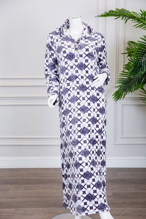 قميص نسائي شتوي طويل مطبوع بنقشة مربعات متداخلة بألوان الأبيض و البنفسجي ياقة بقبعة و أزرار و بأكمام طويلة