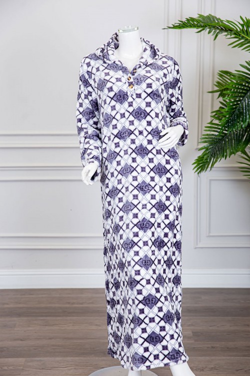 قميص نسائي شتوي طويل مطبوع بنقشة مربعات متداخلة بألوان الأبيض و البنفسجي ياقة بقبعة و أزرار و بأكمام طويلة