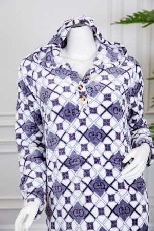 قميص نسائي شتوي طويل مطبوع بنقشة مربعات متداخلة بألوان الأبيض و البنفسجي ياقة بقبعة و أزرار و بأكمام طويلة
