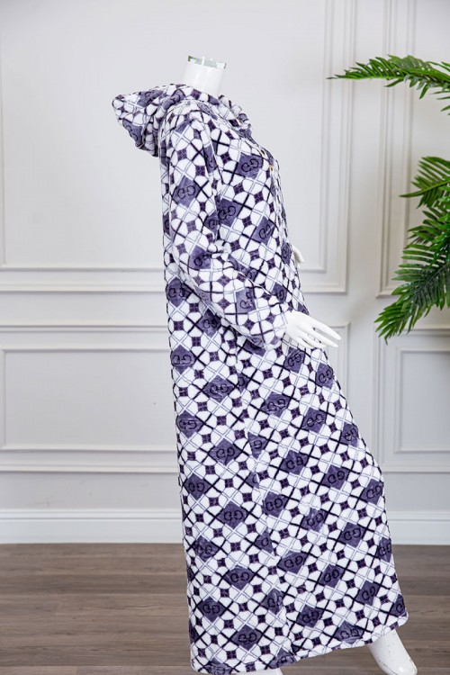 قميص نسائي شتوي طويل مطبوع بنقشة مربعات متداخلة بألوان الأبيض و البنفسجي ياقة بقبعة و أزرار و بأكمام طويلة