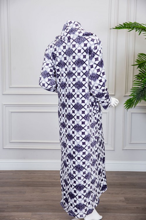 قميص نسائي شتوي طويل مطبوع بنقشة مربعات متداخلة بألوان الأبيض و البنفسجي ياقة بقبعة و أزرار و بأكمام طويلة