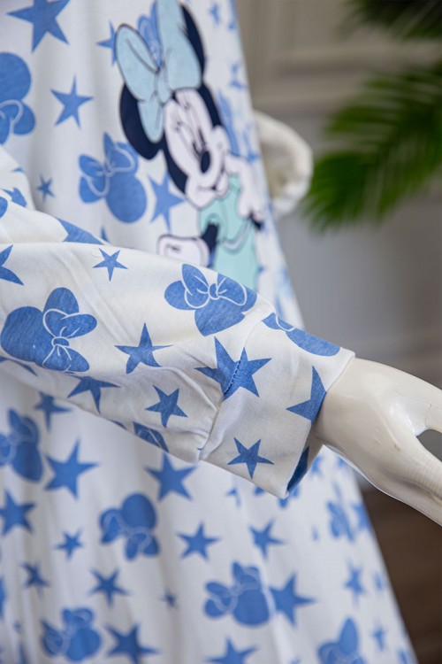 قميص نسائي شتوي طويل لون أبيض مزين برسومات باللون السماوي ياقة دائرية بأزرار و أكمام طويلة