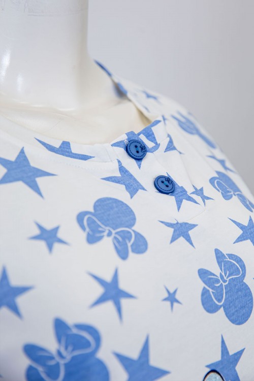 قميص نسائي شتوي طويل لون أبيض مزين برسومات باللون السماوي ياقة دائرية بأزرار و أكمام طويلة