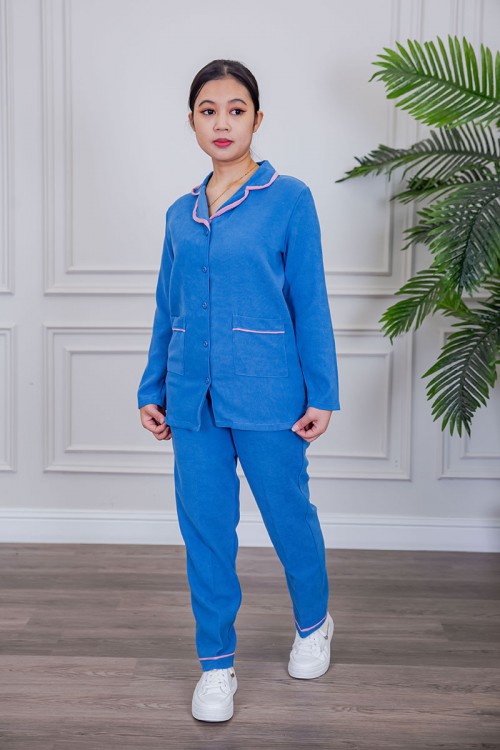 بيجامة عاملة شتوية قطعتين متعددة الألوان بلوزة بياقة مطوية و بجيوب و أزرار من الأمام مع بنطلون طويل