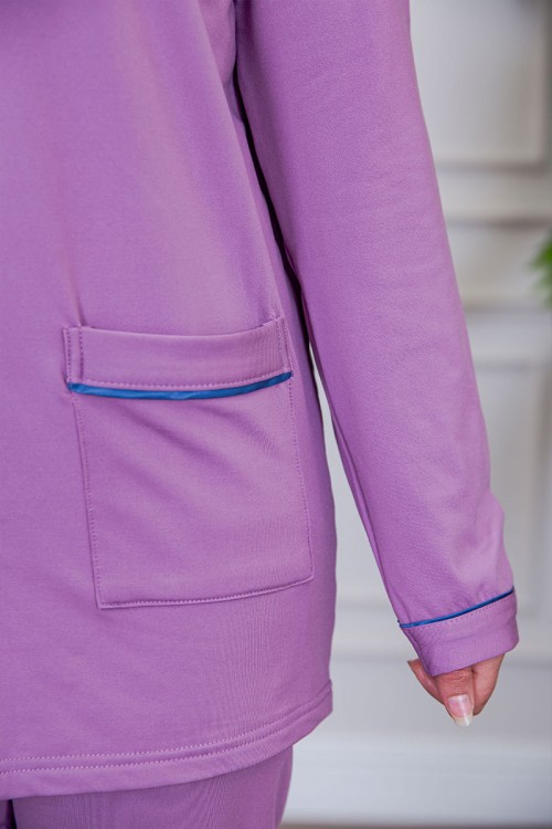 بيجامة عاملة قطعتين مبطنة متعددة الألوان بلوزة بياقة مطوية و بجيوب و أزرار من الأمام مع بنطلون طويل