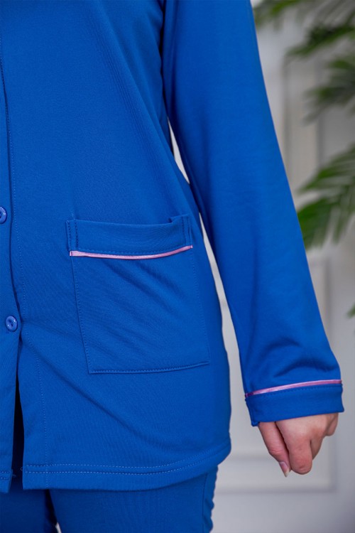 بيجامة عاملة قطعتين مبطنة متعددة الألوان بلوزة بياقة مطوية و بجيوب و أزرار من الأمام مع بنطلون طويل