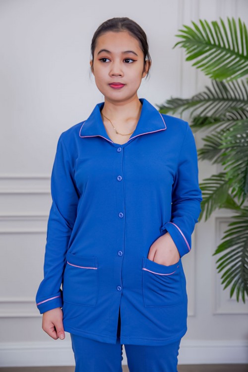 بيجامة عاملة قطعتين مبطنة متعددة الألوان بلوزة بياقة مطوية و بجيوب و أزرار من الأمام مع بنطلون طويل