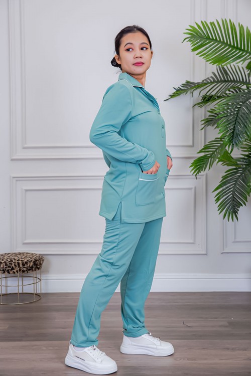 بيجامة عاملة قطعتين مبطنة متعددة الألوان بلوزة بياقة مطوية و بجيوب و أزرار من الأمام مع بنطلون طويل