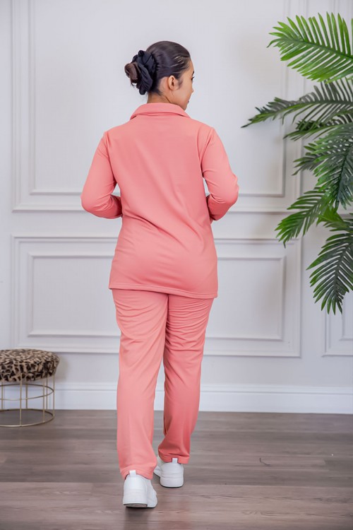 بيجامة عاملة قطعتين مبطنة متعددة الألوان بلوزة بياقة مطوية و بجيوب و أزرار من الأمام مع بنطلون طويل