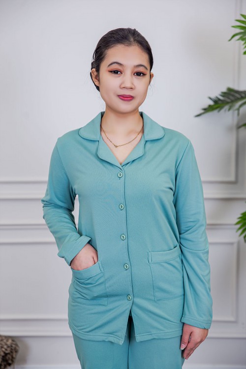 بيجامة عاملة قطعتين مبطنة متعددة الألوان بلوزة بياقة مطوية و بجيوب و أزرار من الأمام مع بنطلون طويل