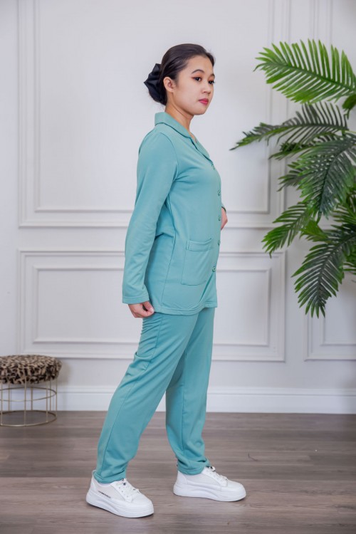 بيجامة عاملة قطعتين مبطنة متعددة الألوان بلوزة بياقة مطوية و بجيوب و أزرار من الأمام مع بنطلون طويل