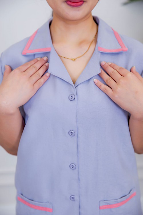 بيجامة عاملة قطعتين متعددة الألوان بلوزة بياقة مطوية بأزرار و جيوب من الأمام بأكمام قصيرة مع بنطلون طويل