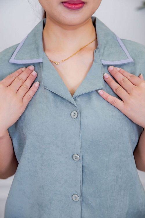 بيجامة عاملة قطعتين متعددة الألوان بلوزة بياقة مطوية بأزرار و جيوب من الأمام بأكمام قصيرة مع بنطلون طويل