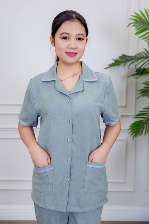 بيجامة عاملة قطعتين متعددة الألوان بلوزة بياقة مطوية بأزرار و جيوب من الأمام بأكمام قصيرة مع بنطلون طويل