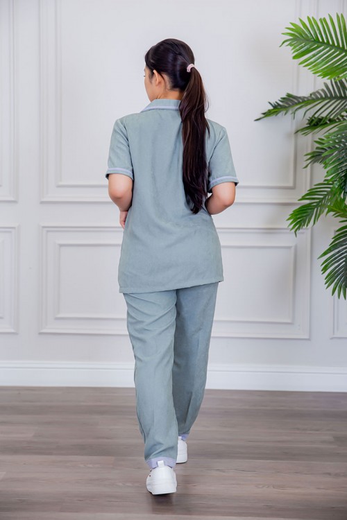 بيجامة عاملة قطعتين متعددة الألوان بلوزة بياقة مطوية بأزرار و جيوب من الأمام بأكمام قصيرة مع بنطلون طويل