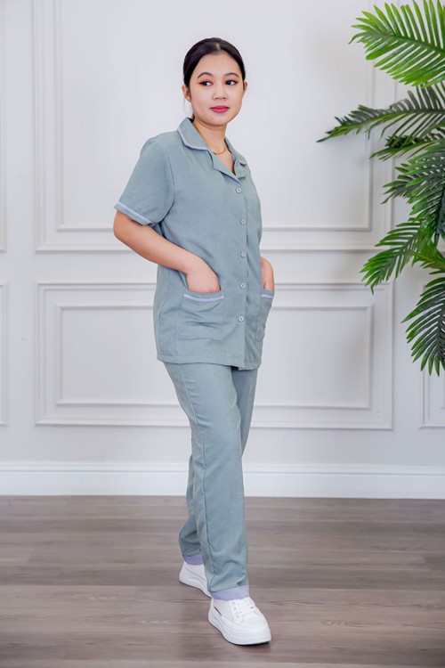 بيجامة عاملة قطعتين متعددة الألوان بلوزة بياقة مطوية بأزرار و جيوب من الأمام بأكمام قصيرة مع بنطلون طويل