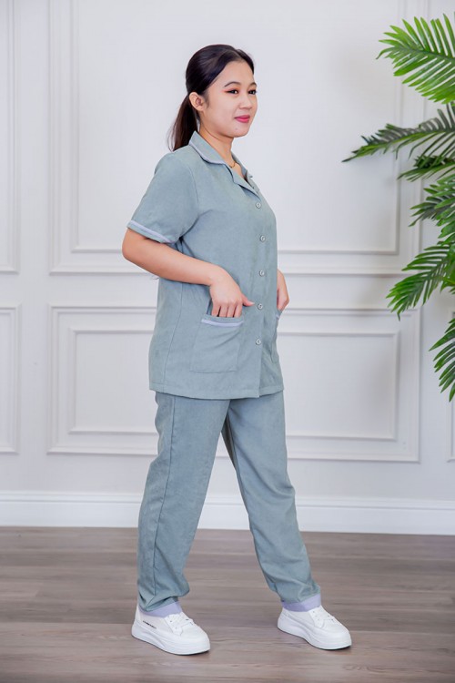 بيجامة عاملة قطعتين متعددة الألوان بلوزة بياقة مطوية بأزرار و جيوب من الأمام بأكمام قصيرة مع بنطلون طويل