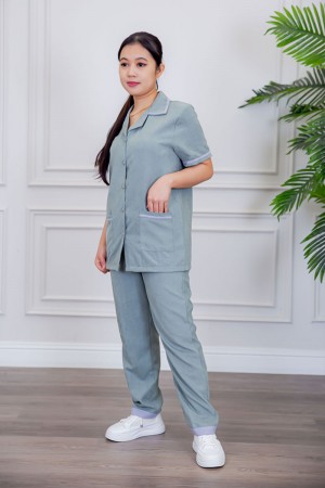 بيجامة عاملة قطعتين متعددة الألوان بلوزة بياقة مطوية بأزرار و جيوب من الأمام بأكمام قصيرة مع بنطلون طويل