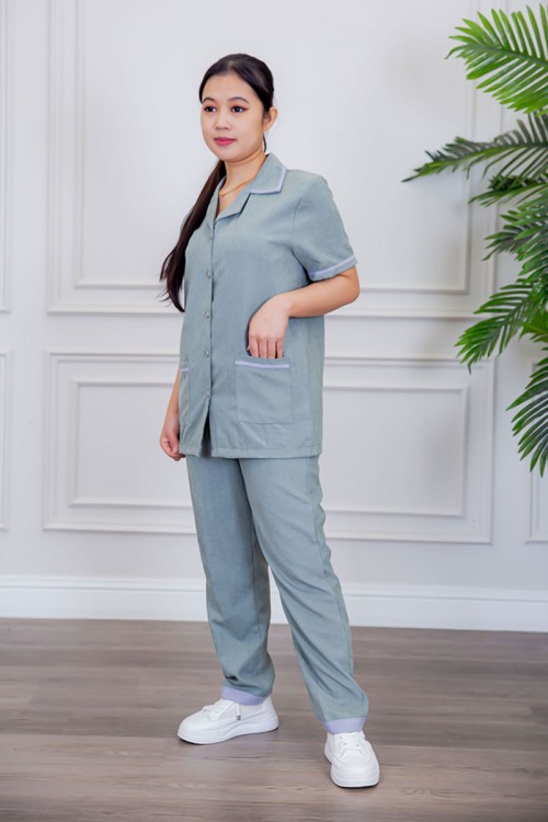 بيجامة عاملة قطعتين متعددة الألوان بلوزة بياقة مطوية بأزرار و جيوب من الأمام بأكمام قصيرة مع بنطلون طويل