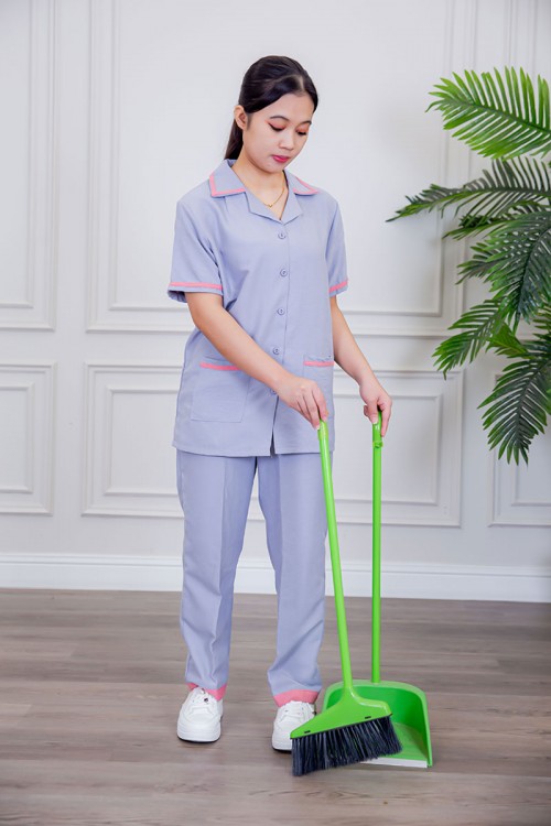 بيجامة عاملة قطعتين متعددة الألوان بلوزة بياقة مطوية بأزرار و جيوب من الأمام بأكمام قصيرة مع بنطلون طويل