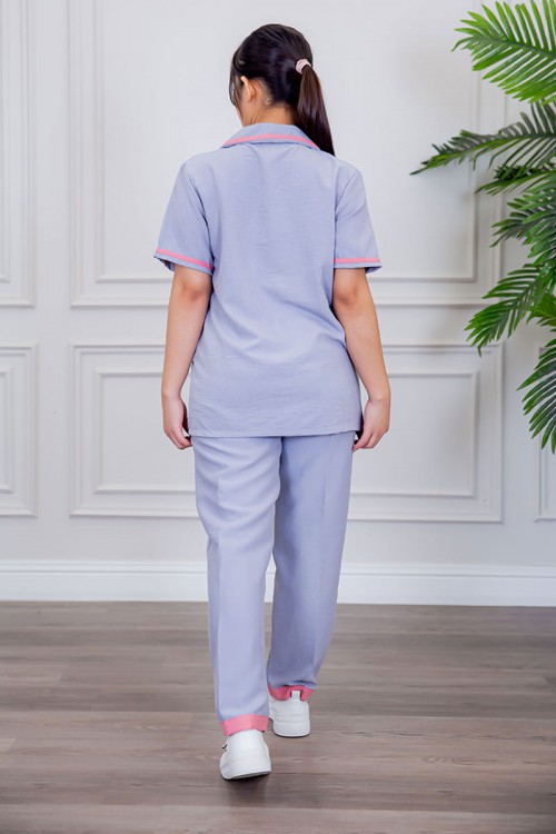 بيجامة عاملة قطعتين متعددة الألوان بلوزة بياقة مطوية بأزرار و جيوب من الأمام بأكمام قصيرة مع بنطلون طويل