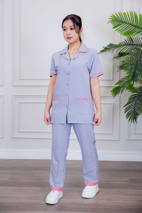 بيجامة عاملة قطعتين متعددة الألوان بلوزة بياقة مطوية بأزرار و جيوب من الأمام بأكمام قصيرة مع بنطلون طويل