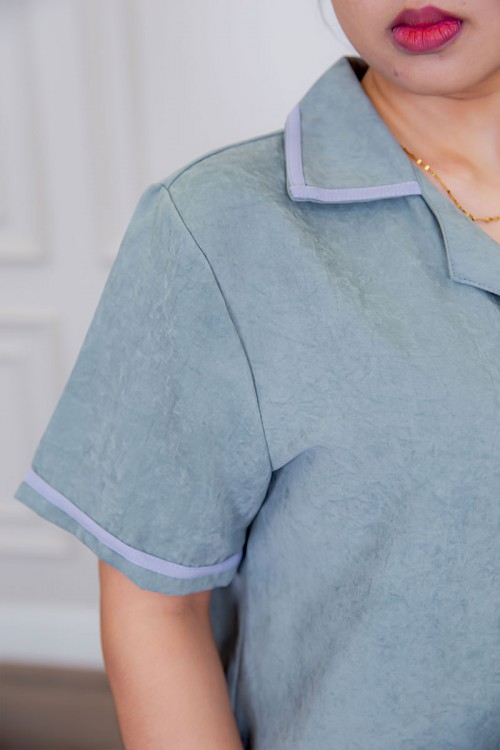 بيجامة عاملة قطعتين متعددة الألوان بلوزة بياقة مطوية بأزرار و جيوب من الأمام بأكمام قصيرة مع بنطلون طويل