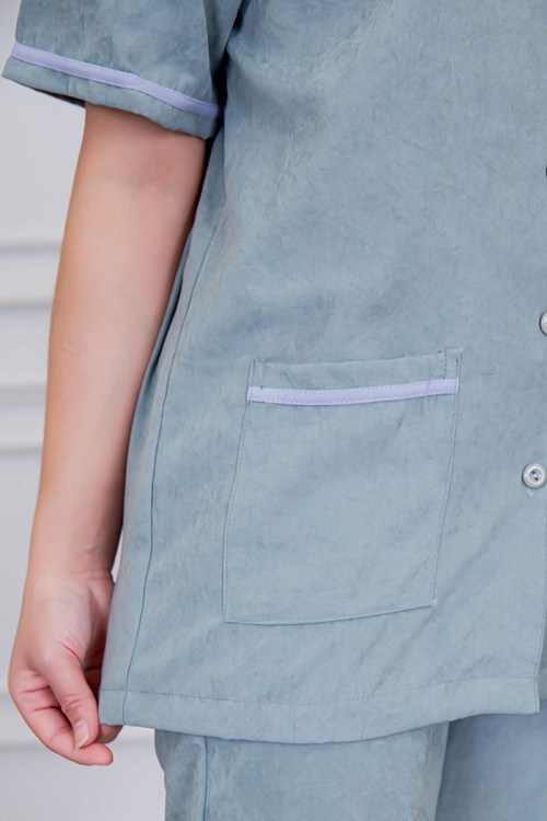 بيجامة عاملة قطعتين متعددة الألوان بلوزة بياقة مطوية بأزرار و جيوب من الأمام بأكمام قصيرة مع بنطلون طويل