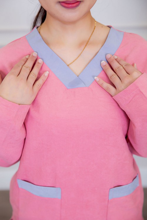 بيجامة عاملة قطعتين متعددة الألوان بلوزة بياقة قصة سبعة و بجيوب من الأمام بأكمام طويلة مع بنطلون طويل